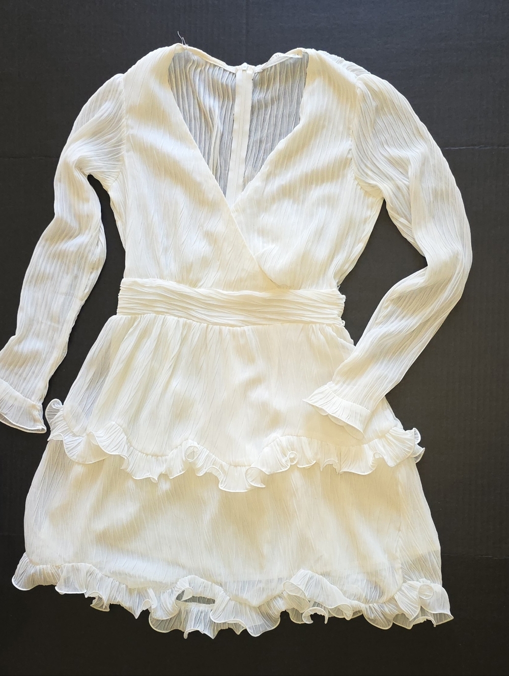 White Chiffon V-neck Mimo Dress Ruffles Hem Long Slevees Lightwight Romantic